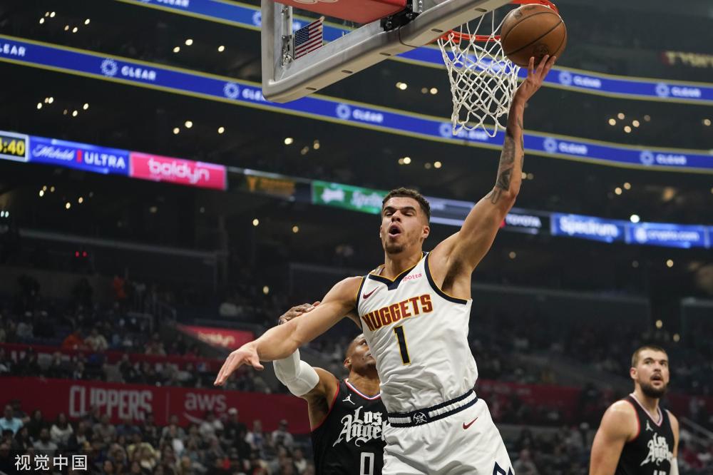 他轻轻一晃 他轻轻一晃